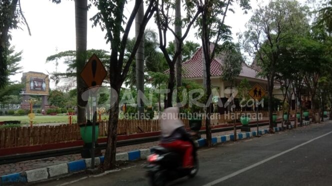 
					Sering Dijebol, Pagar Bambu Alun-alun Kota Kraksaan Akan Diganti