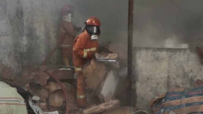 
					Tumpukan Rongsokan di Paiton Terbakar