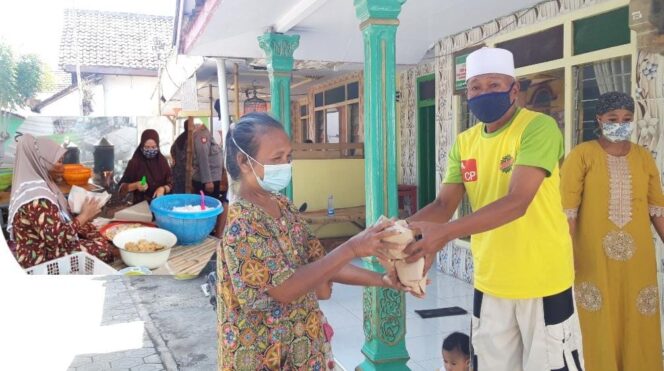 
					Bantu Warga Terdampak PPKM, Warga-Pesantren Kolaborasi Dirikan Dapur Umum 