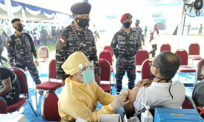 
					Kejar 70 Persen Herd Immunity, Pangkoarmada II Vaksinasi Ribuan Warga Malang