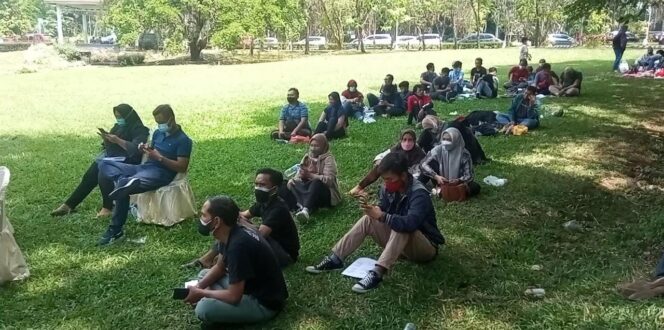 
					Vaksinasi Covid-19 di Kebun Raya Purwodadi Diserbu Ribuan Orang, Sebagian Tidak Kebagian