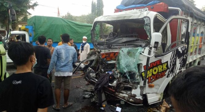 
					Dihantam Fuso, Sopir Truk Tewas
