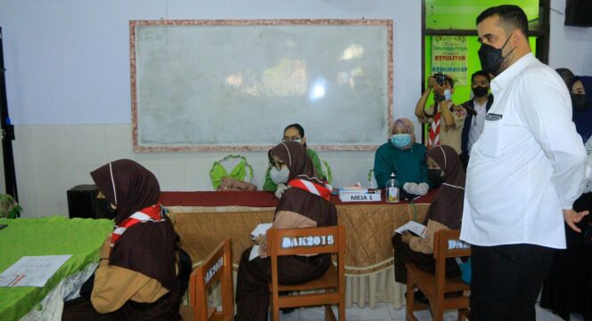 
					Pelajar SMP Mulai Divaksin, Habiskan 1.000 Dosis