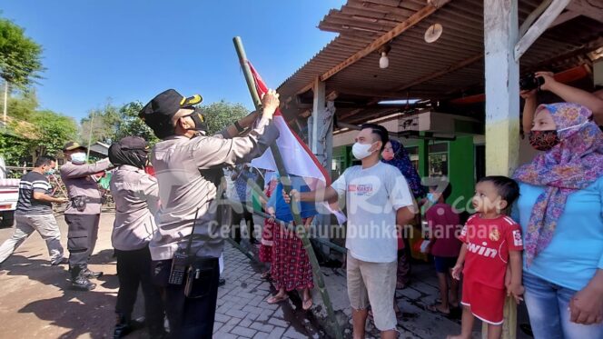 
					Semarak Kemerdekaan, Polisi Sebar Merah-putih