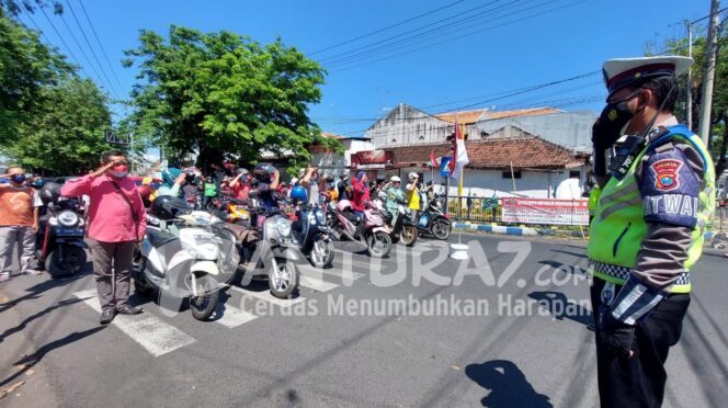 
					Pengguna Jalan di Probolinggo Khidmat saat Detik-detik Proklamasi