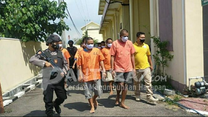 
					8 Pengedar Pil Koplo dan SS Dibekuk, Ribuan Pil Disita