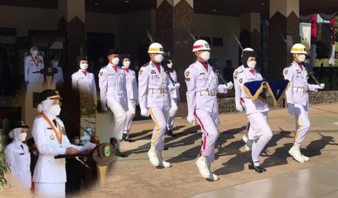 
					KHIDMAT: Paskibraka membawa sang merah putih untuk dikibarkan di depan kantor Bupati Probolinggo. (foto: istimewa)