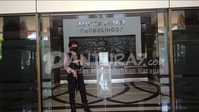 
					Kantor Bupati Probolinggo Digeledah, KPK Sita 2 Koper