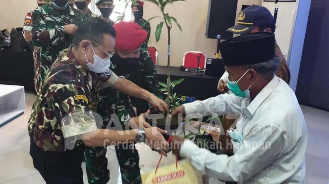 
					Kolaborasi Kopassus-GM FKPPI, Sebar Sembako dan Hijaukan Tapal Kuda