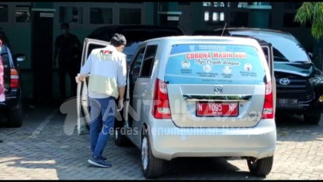 
					Mobil Corona dan Mobdin Kadinkes Turut Digeledah KPK