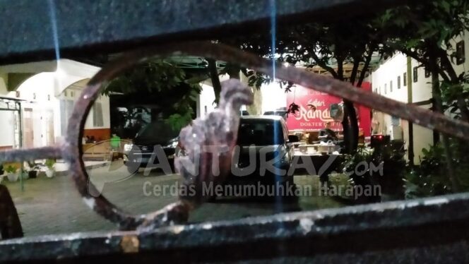 
					Rumah Plt Bupati Timbul Digeledah KPK