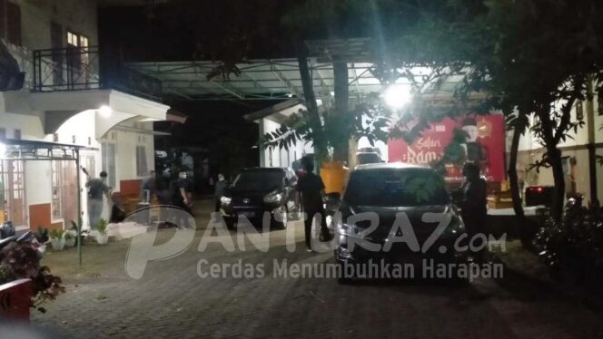 
					4 Jam Geledah Rumah Plt Bupati Probolinggo, KPK Sita 1 Koper dan 2 Tas Ransel