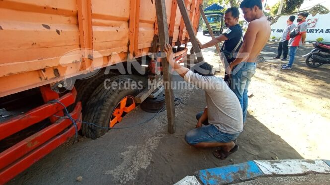 
					Gara-gara Lubang Jargas, Truk Terperosok