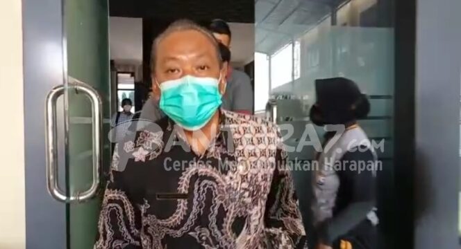
					Selain 17 Tersangka, 4 Pejabat Pemkab Juga Diperiksa KPK