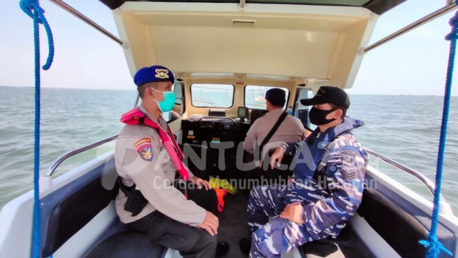 
					Perahu Pecah Dihantam Ombak, Nelayan Hilang