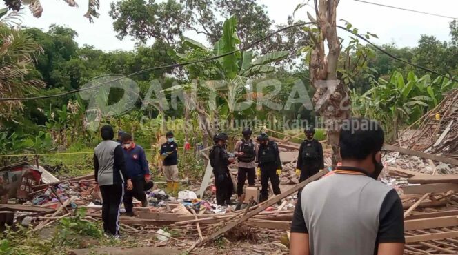 
					Jibom Sisir Bekas Ledakan di Gondangwetan, Sampel Ledakan Diamankan