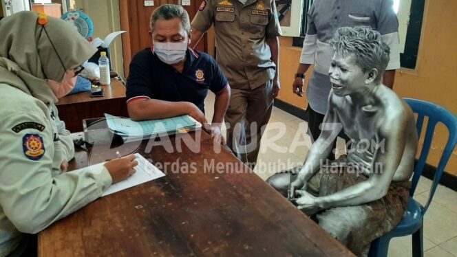 
					Meresahkan, Pol PP Ciduk Si Manusia Silver