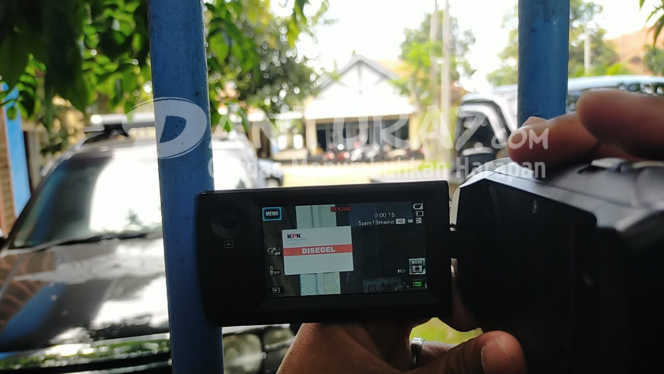 
					2 Jam Geledah, KPK Segel Satu Bangunan di Dinas PUPR