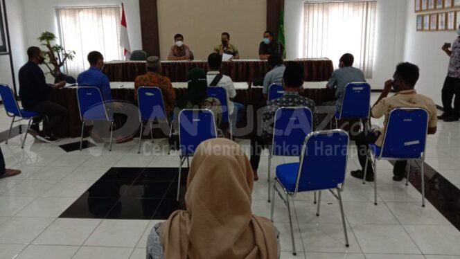 
					Luruk Kejaksaan, Warga Pakuniran Tanyakan Korupsi Proyek Fiktif