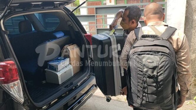 
					Geledah Rumah Pemborong Proyek, KPK Bawa Mesin Penghitung Uang