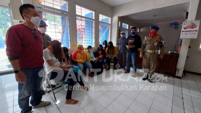 
					Mangkal di Siang Bolong, 6 PSK Dijaring Satpol PP