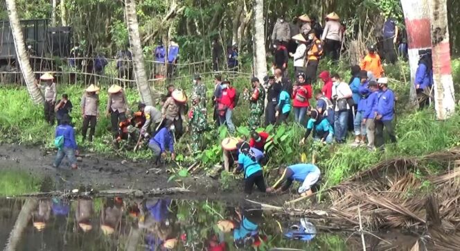 
					Antisipasi Tsunami, Pantai Selatan Lumajang Ditanami Mangrove