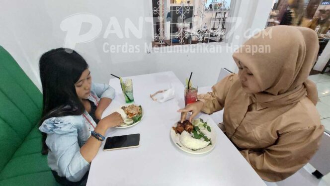 
					Sensasi Pedas Ayam Geprek Krispi Sambel Ngebul di Dee and Vee