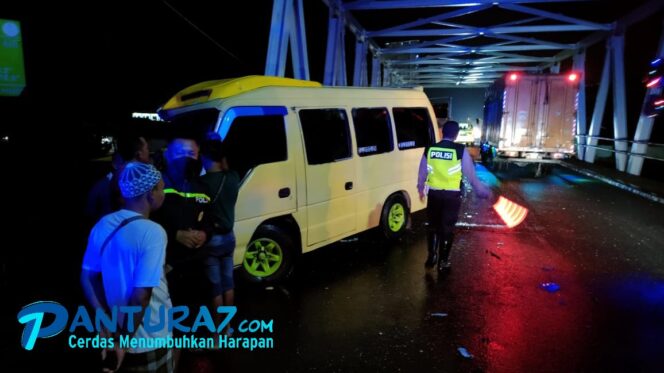 
					MPU Muat Buruh Pabrik Rokok Tabrakan dengan Truk