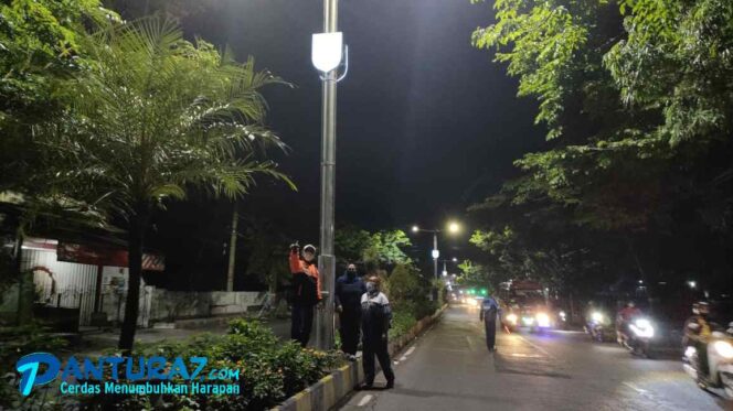 
					PJU di Kota Kraksaan Rampung, Dishub Tunggu Pangkas Ranting