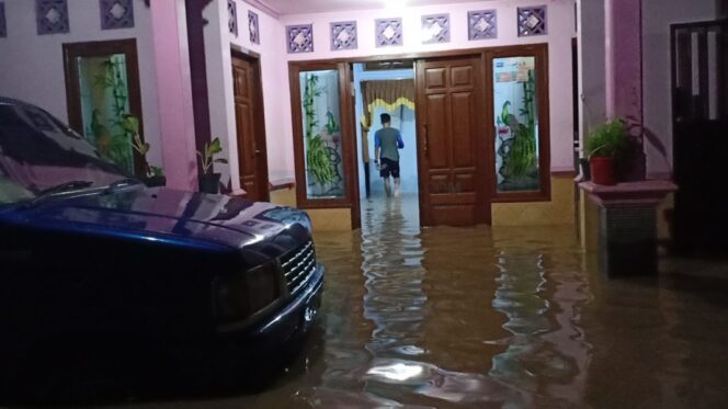 
					TERENDAM: Banjir menggenangi pemukiman warga Desa Kedunggaleng, Kec. Dringu, Kab. Probolinggo, beberapa waktu lalu. (foto: Hafiz Rozani).