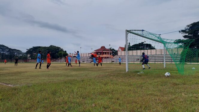 
					Stadion Direnovasi, Laga Perdana Persipro 1954 Ditunda