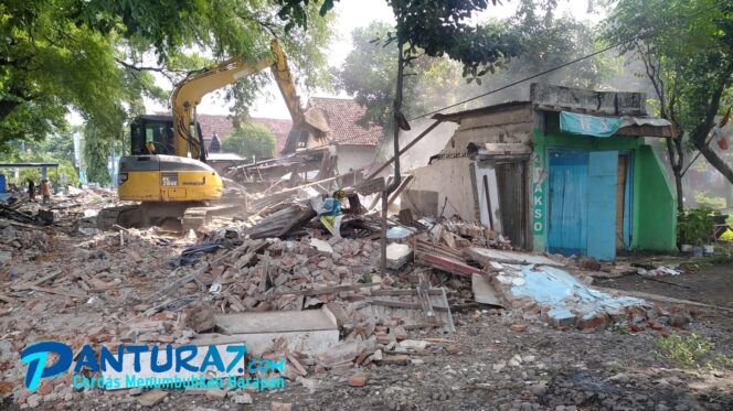 
					Belasan Bangunan Liar di Area Stasiun Bangil Dibongkar, Penghuni Pasrah