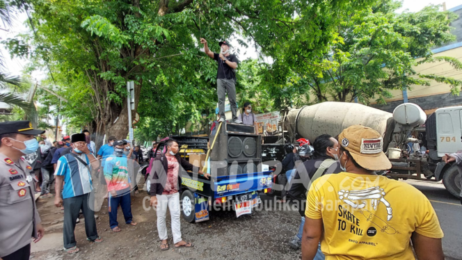 
					Warga Dringu Demo, Tolak Bukhari sebagai Bacakades