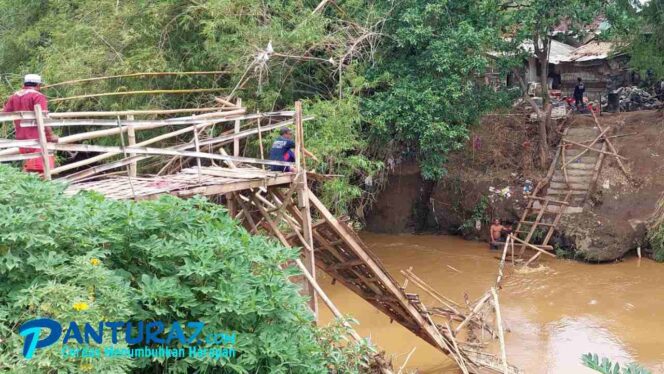 
					Diterjang Banjir, Jembatan Darurat Kedungasem Putus