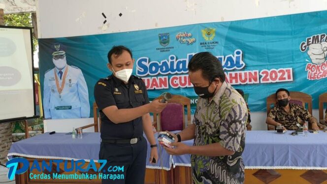 
					Pemkab-Bea Cukai Ajak Pedagang di Kotaanyar Perangi Rokok Ilegal