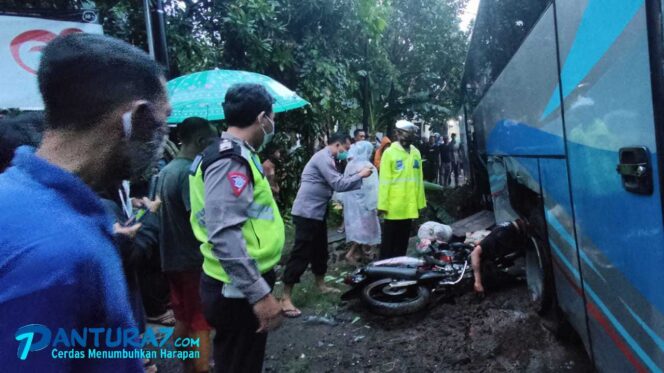 
					Tergencet Bodi Bus, Pemotor Asal Kraksaan Tewas