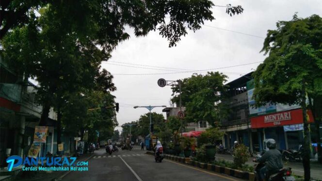 
					Waduh, Traffic Light di Kraksaan Sering Mati, Diduga Ulah ‘Pak Ogah’