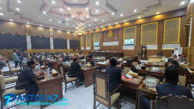 
					Dua Fraksi Tak Hadir, Raperda tentang APBD 2022 Kota Probolinggo Disahkan