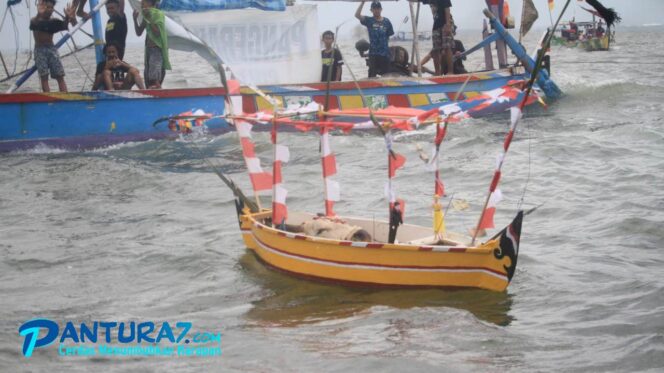
					Petik Laut di Kota Pasuruan Larung 7 Kepala Sapi