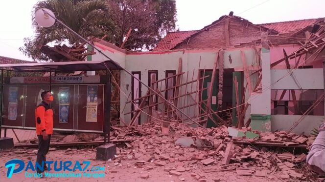 
					Lapuk, Aula Kelurahan Jebeng Lor Ambruk