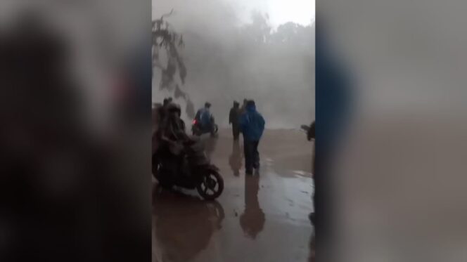 
					Jembatan Putus dan 8 Desa di Terdampak, Warga Lumajang Sebut Erupsi Semeru Kiamat Kecil