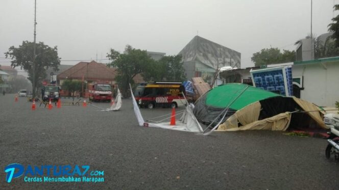 
					Angin Kencang Robohkan Pohon hingga Pos Vaksin di Kota Pasuruan