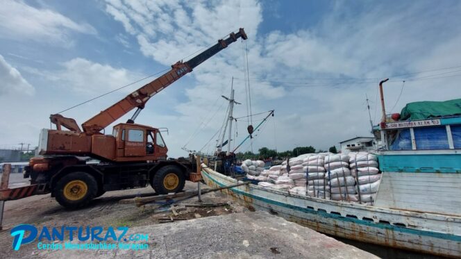 
					Masih Sengketa, 3.225 Karung Gaharu Dibongkar dari Kapal