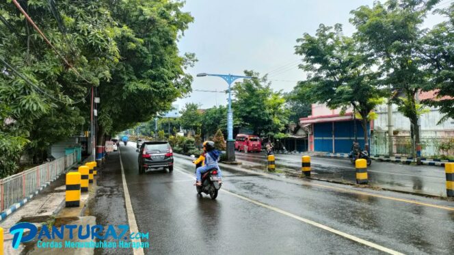 
					Sebelum Tahun Baru, Ruas Jalan Kota Kraksaan Terang Benderang