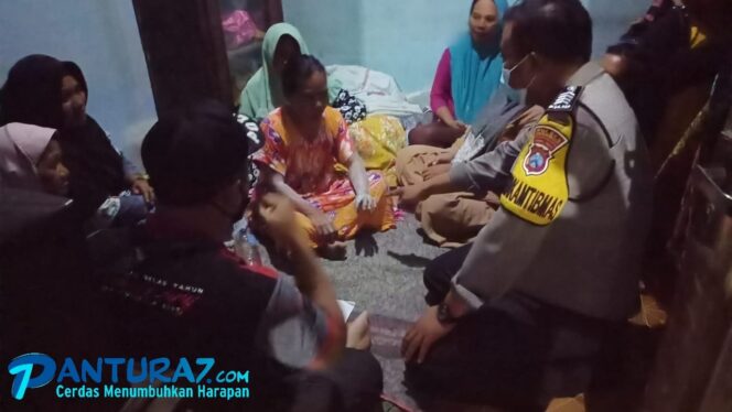 
					Tiga Warga Tiris Masak di Dapur Disambar Petir, Seorang Tewas
