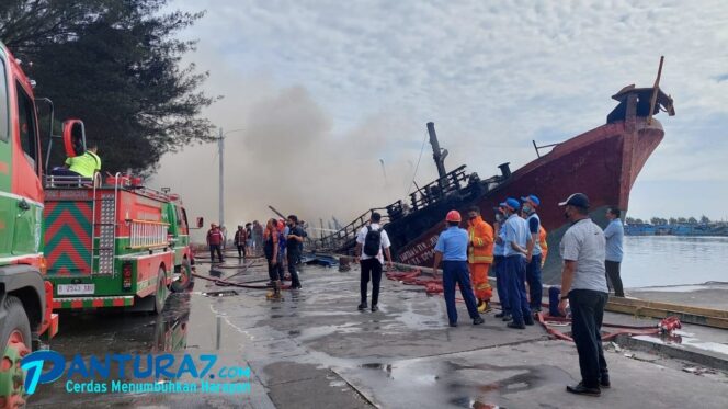 
					KM Lautan Inti Makmur Terbakar 10 Jam