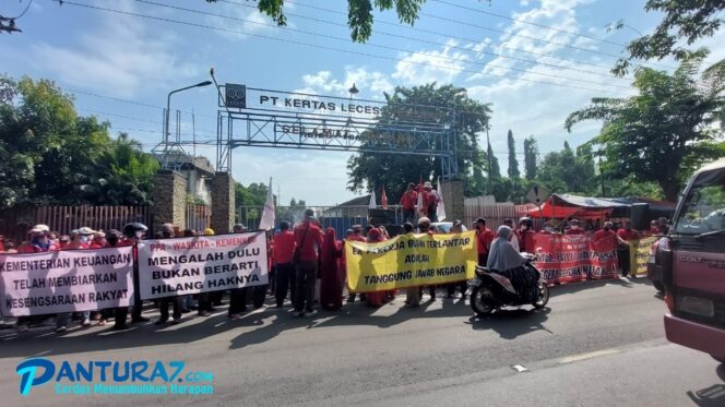 
					Tuntut Gaji, Eks-Karyawan Kertas Leces Demo