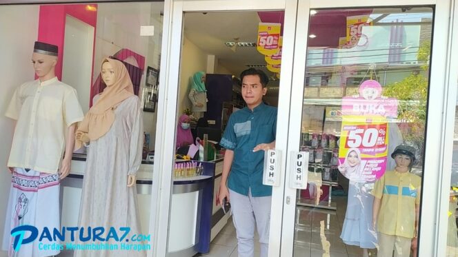 
					Diduga Ulah ODGJ, Kaca Toko Busana Muslim Pecah