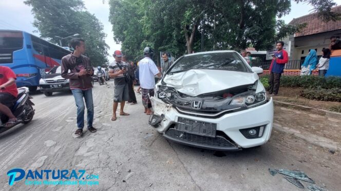 
					Tabrak Honda Jazz, Sopir Pikap Luka Berat