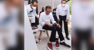 Saat Presiden Jokowi Kagumi Sepatu Buatan Pemuda Pasuruan, Belinya di Mandalika